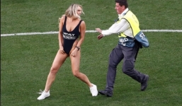 Sốc nhất chung kết Champions League: Người mẫu sexy mặc áo tắm đại náo SVĐ