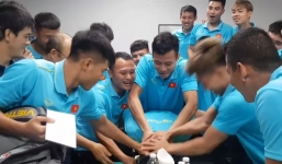 Hồng Duy bị đồng đội úp bánh vào mặt trong ngày sinh nhật trên tuyển Việt Nam 