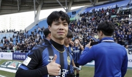 Sút vỡ kính fan nhí, Công Phượng để lại hành động cực đẹp