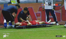 Cận cảnh tình huống Đoàn Văn Hậu bị cầu thủ Thái Lan phạm lỗi thô bạo 