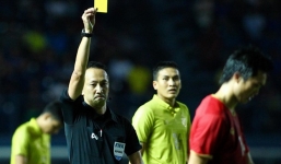 Tát Văn Hậu rồi 'chém' Công Phượng, cầu thủ Thái Lan vẫn thoát nhận thẻ đỏ 