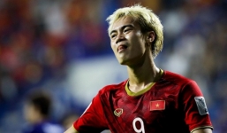 Văn Toàn ngơ ngác, không hiểu vì sao mình bị phạt thẻ vàng 