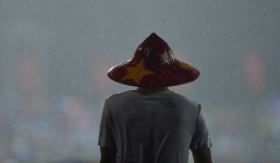 'Nhiệt' như CĐV Việt Nam: Đội mưa gió, đội cả sấm sét để cổ vũ cho cầu thủ