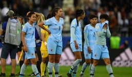 Nhiều cầu thủ nữ Thái Lan bàng hoàng, khóc như mưa sau trận thua lịch sử 