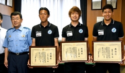 Khó tin: 3 cầu thủ Nhật Bản được vinh danh vì bắt cướp không dùng tay 