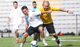 HLV Park Hang Seo xỏ giày ra sân, đá cực nhiệt dưới cái nắng 40 độ C 