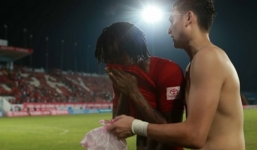 Vì sao tiền đạo Hải Phòng có anh bị bắn chết không thể về quê chịu tang? 