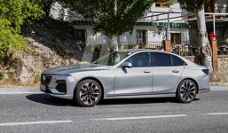 Xe hơi Vinfast lăn bánh trên đường phố Tây Ban Nha