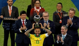'Ông già' 36 tuổi Dani Alves đoạt danh hiệu cầu thủ xuất sắc nhất Copa America 2019