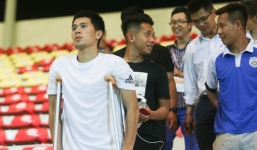 Đình Trọng lặng lẽ ngồi trên khán đài theo dõi các đồng đội tại U23 Việt Nam thi đấu