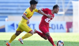 Trọng Hoàng suýt bị CĐV Nam Định ném dép trúng mặt