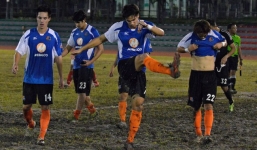 Ngán ngẩm 'ao làng' SEA Games: Philippines cho U22 Việt Nam đấu trên sân như 'mặt ruộng'