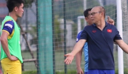 HLV Park Hang Seo sốt ruột chỉ bảo, tuyên bố thẳng 'không thích cầu thủ chỉ đứng im'