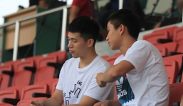 Nhập hội 'thương binh' cùng Đình Trọng, Phan Văn Đức băng chân đi xem U22 Việt Nam thi đấu