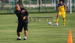 Thấy học trò dứt điểm quá kém, HLV Park Hang Seo nổi trận lôi đình trên sân tập