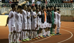 XÚC ĐỘNG: Thua đậm trước Australia, U18 Việt Nam vừa hát Quốc ca vừa khóc để cảm ơn NHM