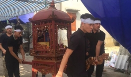 Vừa đá xong V.League, Quang Hải bắt xe về quê ngay trong đêm để chịu tang ông nội