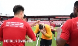 Đặng Văn Lâm đón sinh nhật 'có một không hai': Bị đồng đội 'úp sọt' bằng trứng sống