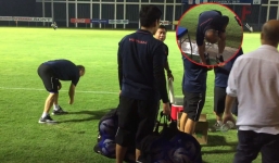 HLV Park Hang Seo ở lại dọn rác sau chiến thắng của U22 Việt Nam