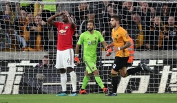 Pogba đá hỏng pen, M.U đánh rơi chiến thắng trước đối thủ 'kị dơ'