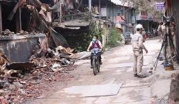 Khung cảnh đìu hiu sau vụ cháy công ty Rạng Đông: Người đi sơ tán, khẩu trang 'cháy hàng'