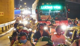 Người dân ùn ùn trở về Thủ đô sau kì nghỉ lễ Quốc khánh