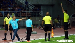 Bị BLĐ đối phương 'cà khịa', HLV Park Hang Seo nhận thẻ vàng để bảo vệ học trò