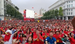 Vì sao kế hoạch chiếu trận Việt Nam vs Thái Lan trên phố đi bộ Nguyễn Huệ bị hủy bỏ? 