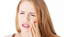 Chỉ dùng kem đánh răng có giảm được ê buốt?