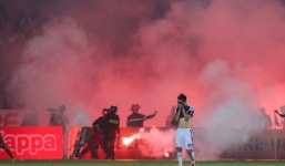 Hà Nội FC và CĐV Nam Định nhận án phạt 'đầy cay đắng' sau vụ bắn pháo sáng sân Hàng Đẫy