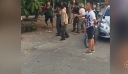 Đâm vào xe máy chở 2 em nhỏ, tài xế ô tô lớn tiếng thách thức: 'Mày biết tao là ai không'?