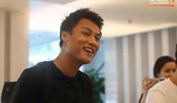 Toàn cảnh ĐT Việt Nam hội quân đấu Malaysia: Mạc Hồng Quân được fan nữ săn đón 