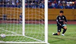 Bùi Tiến Dũng được tiền đạo đối phương bênh vực sau bàn thua tại AFC Cup