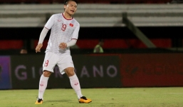 Cận cảnh pha bóng bỏ lỡ cơ hội ghi bàn không tưởng của Quang Hải