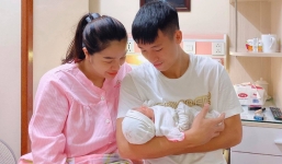 Trung vệ Bùi Tiến Dũng lên chức bố đúng dịp 20/10