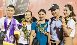 Bố mẹ Đoàn Văn Hậu đến nhận huy chương cho con trai trong ngày Hà Nội FC vô địch V.League