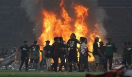 CĐV Indonesia đốt sân, gây bạo loạn vì đội nhà thua cuộc 