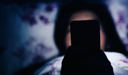 Dùng điện thoại trước khi ngủ, người đàn ông rơi vào trạng thái mù tạm thời