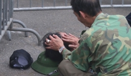 Hàng trăm thương binh xếp hàng mua vé, có người ngất xỉu vì chờ đợi quá lâu 