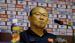 Bị phóng viên UAE 'đá xoáy', thầy Park bình tĩnh đáp trả khiến cả khán phòng phải vỗ tay