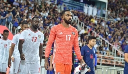 Giàu như ĐT UAE: Cầu thủ thắng trận nhận ngay siêu xe, CĐV ném dây chuyên vàng xuống sân 