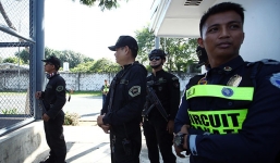 Hàng chục cảnh sát đeo súng đứng đảm bảo an ninh cho buổi tập của U22 Việt Nam 