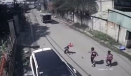 Nguyên nhân khiến 3 em học sinh bị rơi xuống đường khi đang ngồi trên xe 