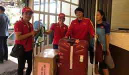 CĐV mang 60 kg thực phẩm 'tiếp tế' cho ĐT nữ Việt Nam