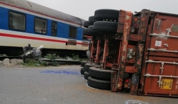 Hà Nội: Container cố băng qua đường bị tàu hỏa đâm gãy đôi