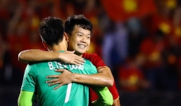 Bùi Tiến Dũng được đồng đội động viên trong suốt trận đấu của U22 Việt Nam 