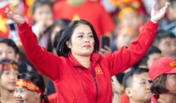 Nữ CĐV Việt Nam gây bão với bản hit 'Bay lên trời' mỗi khi đội bạn đá phạt 