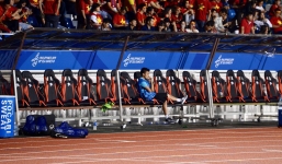 Quang Hải mặt buồn rười rượi, một mình trên ghế dự bị nhìn đồng đội thi đấu