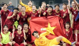 HLV Mai Đức Chung được tặng xe hơi VinFast sau khi đưa bóng đá nữ đoạt HCV SEA Games 