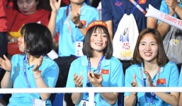 Những cô gái vàng xuất hiện trên khán đài, tiếp lửa để U22 Việt Nam chiến thắng 